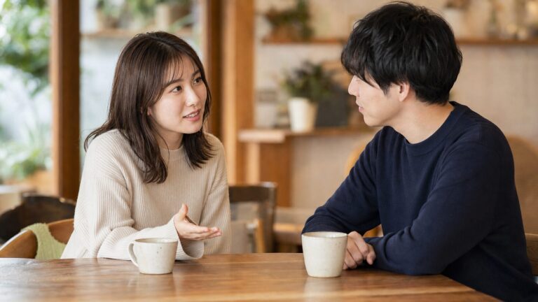 気になる相手に家族の話を打ち明けながら微笑む女性の写真