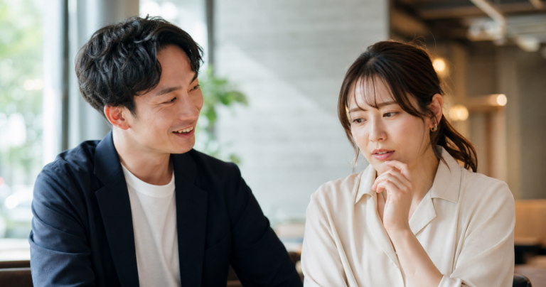 思わせぶりな態度をとる男性からのLINEを見ながら、その意図を考え込む女性の写真