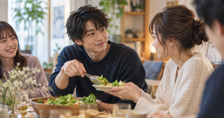 二人きりのカフェで相手の話に耳を傾ける人の写真
