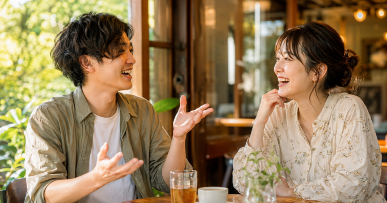 ENFPらしい明るく社交的な人物が、恋人と楽しそうに会話している様子を表すイラスト