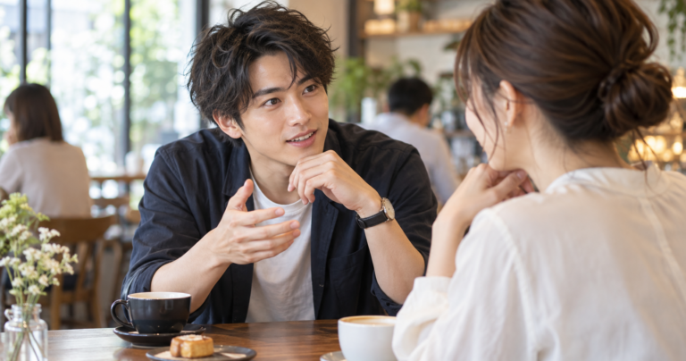 カフェで楽しそうに意見を交わす二人の写真