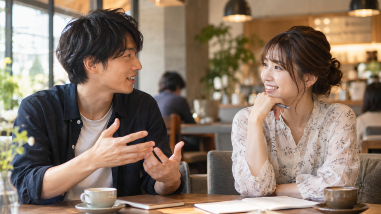 自然光のカフェで相手の話を穏やかに聞くENTPをイメージした人物の写真