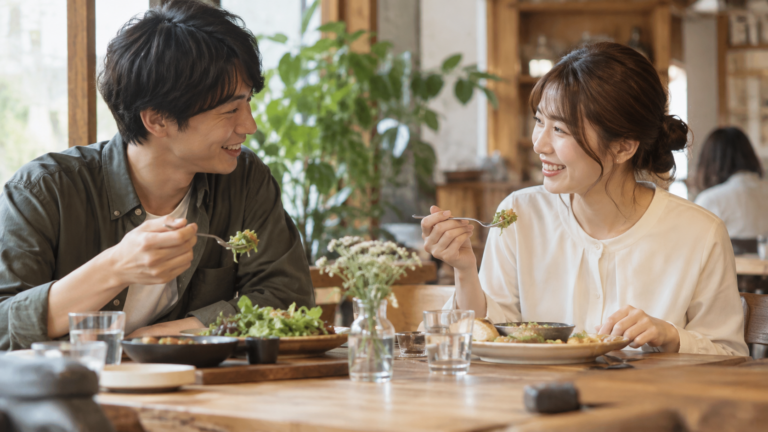 自然光のカフェで相手の話を穏やかに聞くESFJをイメージした人物の写真