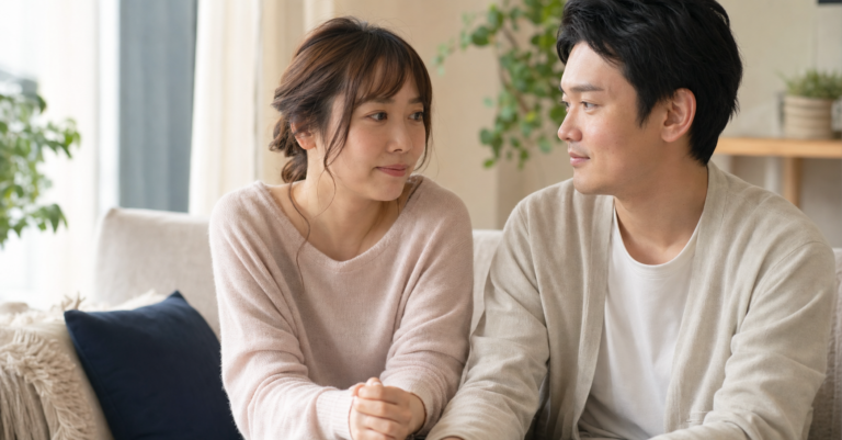 愛情表現が苦手で言葉に詰まりながらも相手に寄り添おうとする女性のイメージ