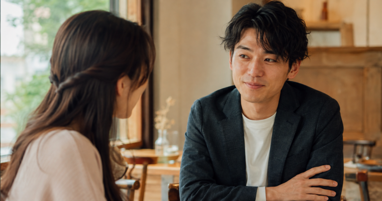 カフェで女性から「大好き」と言われ、驚きと嬉しさが入り混じった表情を見せる男性の写真