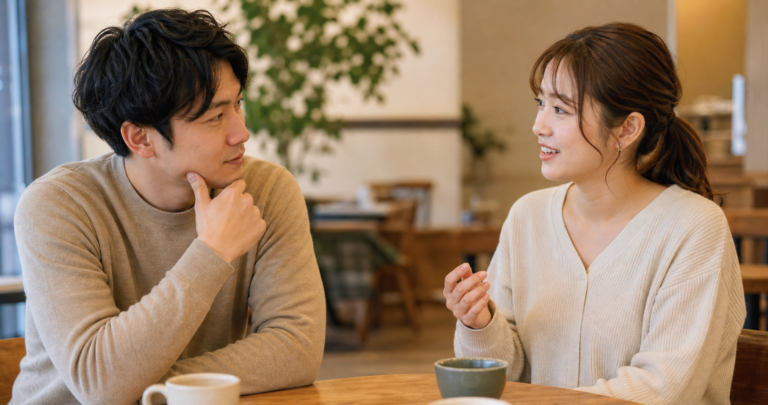 彼女との会話中に少し言いにくそうな表情を見せる男性のイメージ写真