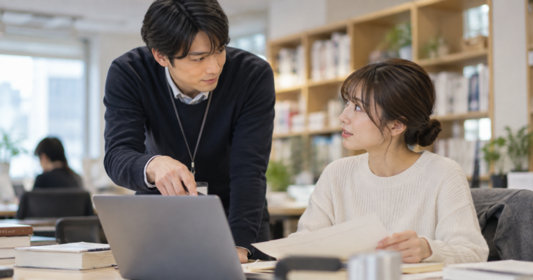カフェで約束の時間を確認しながら穏やかに話す二人の写真