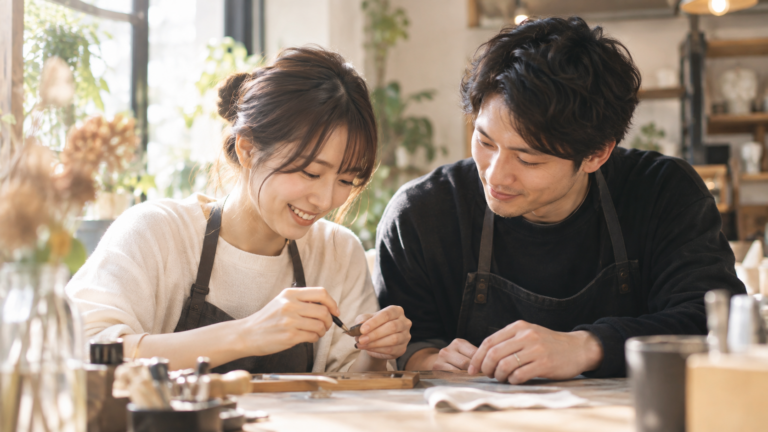 自然光のカフェで相手の話を穏やかに聞くISTPをイメージした人物の写真