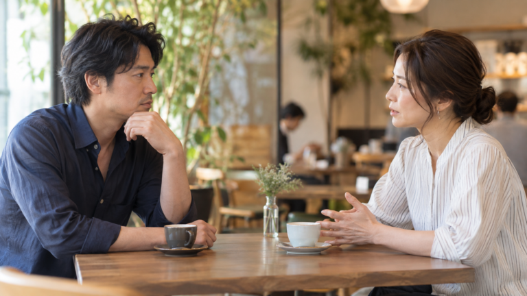 婚活中のカップルが落ち着いた場所で真剣に話し合う自然な写真