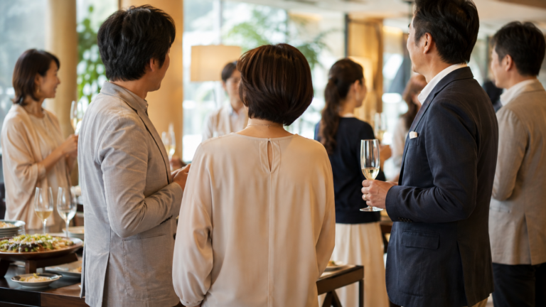 既婚者限定パーティー会場で名札をつけた男女が距離を取りながら会話している様子のイラスト