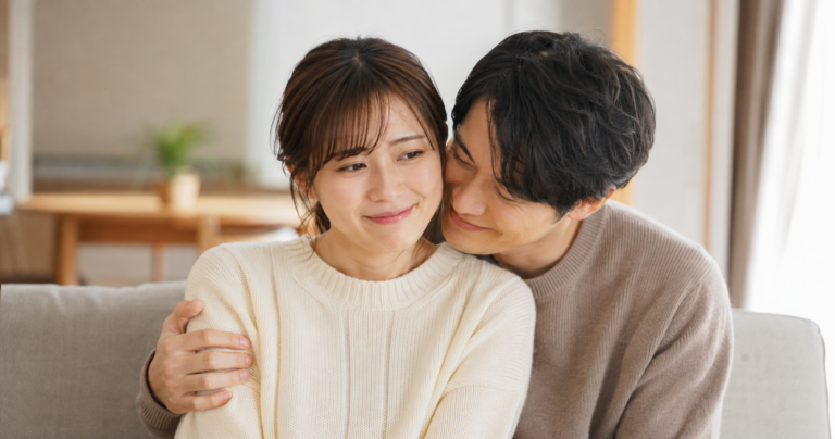 甘えん坊な彼氏に甘えられて困った表情を浮かべる女性のイラスト