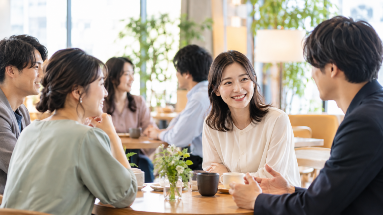 街コン会場で少人数の男女が落ち着いて会話している自然な写真