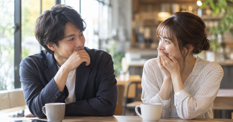 急にあだ名で呼ばれて驚きながらも嬉しそうな表情でスマートフォンを見つめる女性の写真