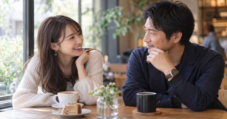 年下の彼女と楽しそうに会話する年上彼氏の写真
