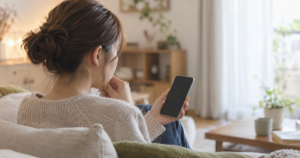別れていないのに距離を置かれ、スマートフォンを見つめながら考え込む女性のイラスト