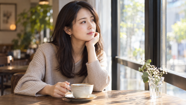 好きな相手との交際に踏み出せず複雑な表情で考え込む女性の写真